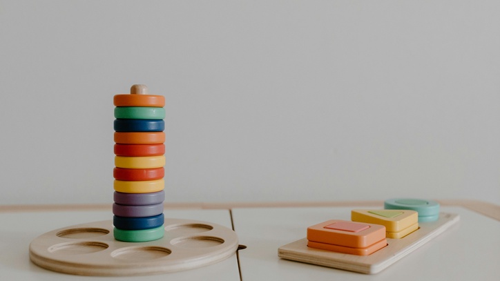 Ein buntes Holzstapelspiel für Kleinkinder auf einem Tisch