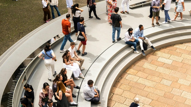 Eine Gruppe von junger Menschen auf einem Platz